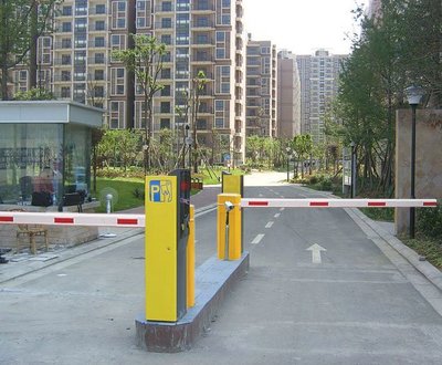 智能停車新選擇 車牌識別道閘一體機如何優化車輛自動收費管理